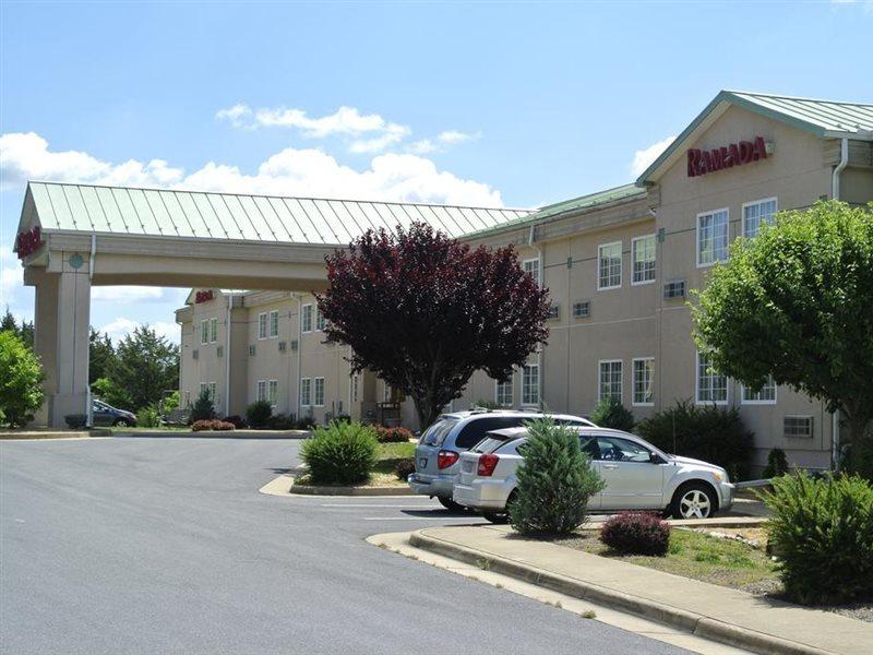 Ramada By Wyndham Strasburg - Shenandoah Valley Exterior foto