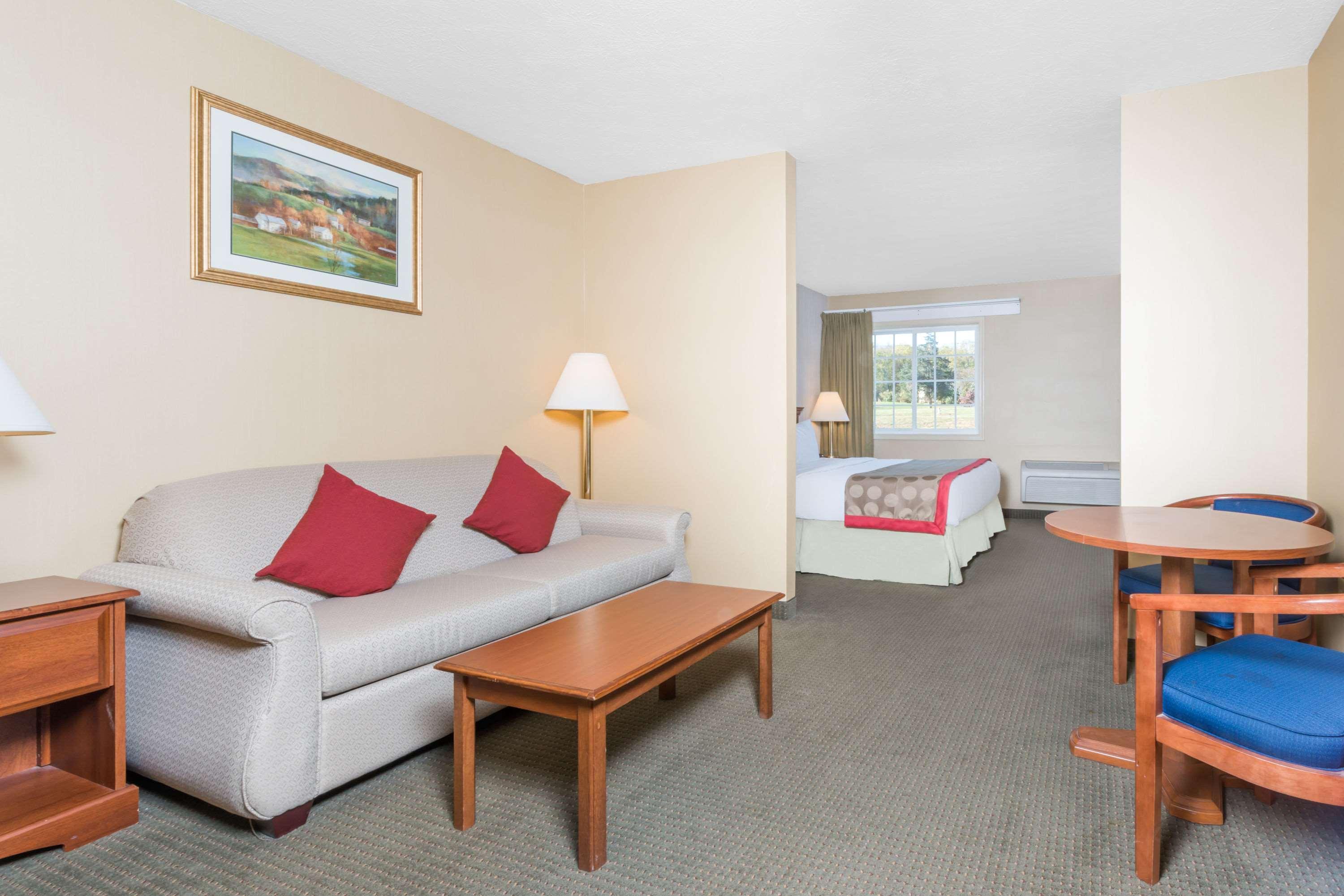 Ramada By Wyndham Strasburg - Shenandoah Valley Exterior foto